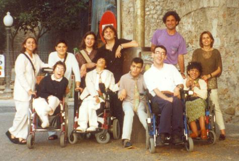 Fotografia amb alumnes i professors del collegi d'educaci especial Palau de Girona